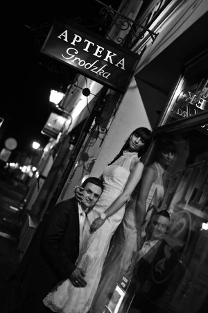 Fot. Filip Bączkiewicz. Daria i Albert nocą. Kościański Rynek. 