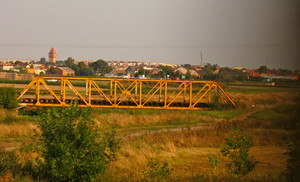 Fot. Karina Grabowska (z Koła FOTO-WIDEO działającego przy Gimnazjum im. Jana Pawła II w Starych Oborzyskach) Panorama Kiełczewa (ul. Kościańska) i Kościana (os. Konstytucji) – widok z ulicy Polnej w Kiełczewie