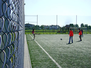 Fot. Karolina Jamroszczyk (z Koła FOTO-WIDEO działającego przy Gimnazjum im. Jana Pawła II w Starych Oborzyskach) Uczennice klasy IIc podczas lekcji wychowania fizycznego  – miejscowe boisko