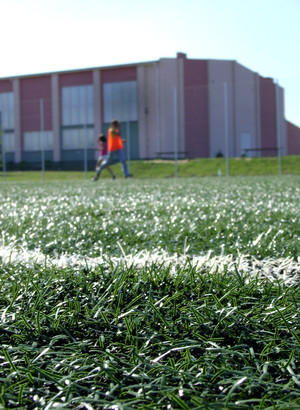 Fot. Karolina Jamroszczyk (z Koła FOTO-WIDEO działającego przy Gimnazjum im. Jana Pawła II w Starych Oborzyskach) Uczennice klasy IIc podczas lekcji wychowania fizycznego  – miejscowe boisko