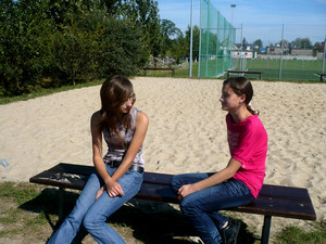 Fot. Anna Korbik (z Koła FOTO-WIDEO działającego przy Gimnazjum im. Jana Pawła II w Starych Oborzyskach) Gimnazjalistki podczas przerwy międzylekcyjnej – w tle boisko do piłki plażowej