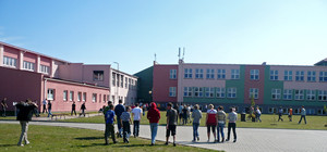 Fot. Anna Korbik (z Koła FOTO-WIDEO działającego przy Gimnazjum im. Jana Pawła II w Starych Oborzyskach) Gimnazjaliści po przerwie wracają na zajęcia lekcyjne