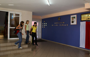 Fot. Monika Kaptur (z Koła FOTO-WIDEO działającego przy Gimnazjum im. Jana Pawła II w Starych Oborzyskach) W holu szkoły