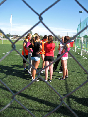 Fot. Oliwia Maćkowiak (z Koła FOTO-WIDEO działającego przy Gimnazjum im. Jana Pawła II w Starych Oborzyskach) Uczennice klasy II c podczas lekcji wychowania fizycznego – miejscowe boisko