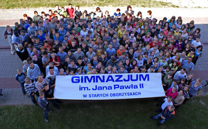 Fot. Barbara Zaborska (opiekun Koła FOTO-WIDEO działającego przy Gimnazjum im. Jana Pawła II w Starych Oborzyskach) Gimnazjaliści wraz z nauczycielami