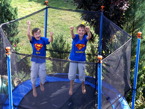Fot. Barbara Zaborska (opiekun Koła FOTO-WIDEO działającego przy Gimnazjum im. Jana Pawła II w Starych Oborzyskach) Dominika (7 lat) i Mateusz (lat 5,5) podczas zabawy przed domem – Stare Oborzyska