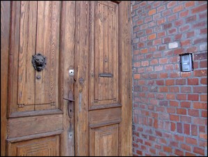 TYTOŃ. Autor: Łukasz Wojciak. Zdjęcie przedstawia wejscie do magazynu tytoniu na ul. Bernardyńskiej przy dawnych Zakładach Tytoniowych w Kościanie