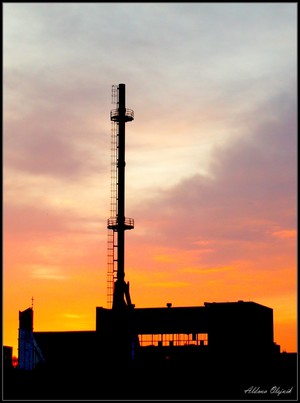 Autor - Aldona Olejnik.Zdjęcie wykonane z ulicy Nacławskiej- wieczorny widok na Osiedle Jagiellońskie. Zachód słońca w mieście też potrafi urzec...