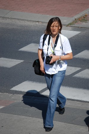 Autor - Karina Jankowska. Redaktor Alicja Muenzberg-Czubała w czasie fotograficznego polowania. Zdjęcie wykonane na Rondzie Solidarności.