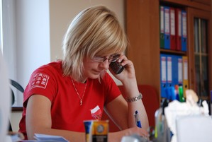 Autor - Karina Jankowska. Marta Buchowska, pracownica biura poselsko-senatorskiego w Kościanie przed wyjazdem na EuroBasket do Wrocławia (stąd koszulka w narodowych barwach). Przedtem jednak trzeba trochę popracować...