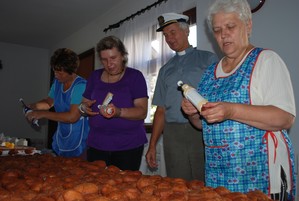 Autor - Karina Jankowska. Panie z Parafialnego Zespołu Caritasu w Racocie specjalnie na tegoroczny PKS 090909 upiekły 999 pączków. Zdjęcie wykonane w domu parafialnym zwanym Kaną Galilejską.