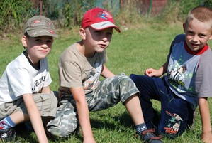 Autor - Karina Jankowska. Podczas przerwy lekcyjnej. Zdjęcie wykonane na boisku zespołu szkół w Racocie.