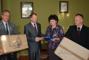 Autor - Karina Jankowska. Przedstawiciele Centrum Zagospodarowania Odpadów SELEKT przekazują staroście wniosek na pozwolenie na budowę. Zdjęcie wykonane w Starostwie Powiatowym w Kościanie