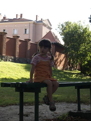 Fot. Agnieszka Olszewska. Córka Maja na spacerze na Wałach Żegockiego, po zajęciach w przedszkolu, w którym  wszystko jest normalne, a tu takie duże...