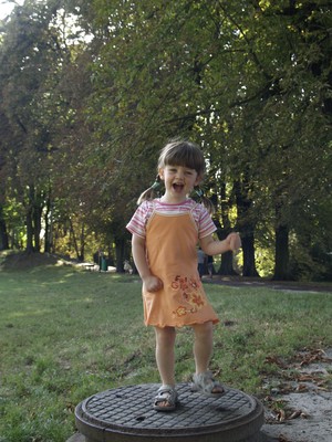 Fot. Agnieszka Olszewska. Córka Maja na spacerze na Wałach Żegockiego: You can dance