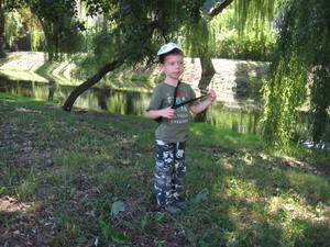 Fot. Adam M.Nowak.Mój 4 letni wnuczek Alanek Szmatuła z aparatem fotoraficznym, nad kanałem Obry, ul Mostowa. 