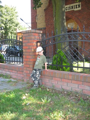 Fot.  Adam M.Nowak. Mój 4 letni wnuczek Alanek Szmatuła, przy ulubionej starej wieży cisnień na ul. Czempińskiej 