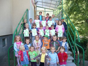 Stare Oborzyska, środa 9 września. Dzieci ze Starych Oborzysk postanowiły przyłączyć się do tegorocznej akcji PKS 090909 i przejść do historii fotografując się przed wejściem do przedszkola.