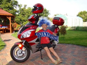 Autor Janusz Sikora. Zdjęcie przedstawia mojego 6 letniego syna Kacpra który jest wielkim kibicem Unii Leszno, a w przyszłości chciałby być jednym z nich. Zdjęcie wykonano na moim podwórku w Kościanie przy ul. Słowackiego.