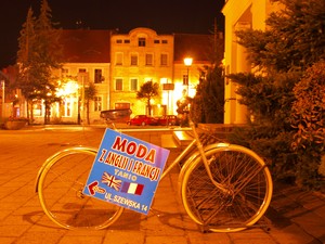 Adrian Słoma. Bardzo oryginalna reklama sklepu z modna odzieżą z Anglii i Francji, zdjecie zrobione krótko po północy na kościańskim rynku. 