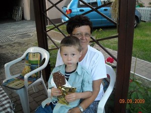 Autor Kamila Walęsa - Maćkowiak. Na pierwszym planie mój mlodszy syn Jędrek (5 lat) amator czekolady mlecznej z orzechami. Jędrzej siedzi na kolanach swej babci Ewy.