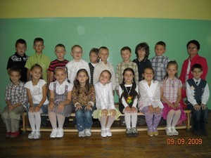 Autor Kinga Tomyslak.  Zdjęcie przedstawia moją koleżankę Kamilę Walęsa - Maćkowiak oraz uczniów klasy Ia SP w Czempiniu.