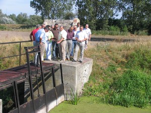 Przed południem. Członkowie Komisji Rolnictwa, Ochrony Środowiska i Rozwoju Gospodarczego Rady Powiatu zapoznali się w terenie ze stanem cieków wodnych zlokalizowanych w Powiecie Kościańskim.  Zdjęcie wykonano przy Kanale Mosińskim w Bonikowie. Fot. Bartosz Jankowski 
