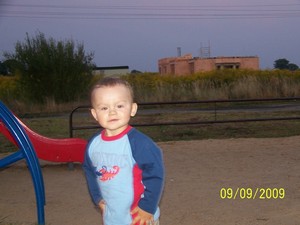 Autor: Mariusz Adamczak. Na pierwszym planie Jakub a za nim rozpoczęta budowa kościoła pw. Jana Pawła II. Zdjęcie wykonałem na placu zabaw oś. Konstytucjii 3-go maja