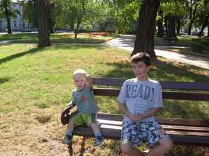 Sylwia Ratajczak. Zdjęcie przedstawia moich synów Filipa i Jakuba podczas małego odpoczynku po długim spacerze.Zdjęcie wykonałam na placu Wolności w Kościanie.
