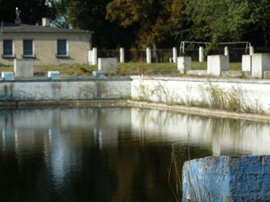 Autor - Grzegorz Nowak. Zdjęcie przedstawia zrujnowany basen na 
