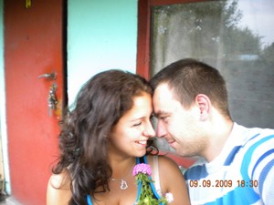 Autor Patryk Jaśkowski. Zdjęcia wykonałem na mojej działce na ogródkach działkowych przy ulicy Piaskowej a przedstawiają one Monikę Bednarz i Patryka Jaśkowskiego którzy świętują 10 miesiąc bycia razem :-).