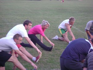 Mariusz Mania: zdjęcie przedstawia moją żonę Martę Manię wraz z zawodnikami Instel Osiek podczas treningu. Zdjęcie wykonałem na boisku w Gryzynie, ulica Zielona