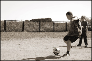 Zajęcia Wychowania Fizycznego w Szkole Podstawowej w Głuchowie- uczeń klasy VI Maciej strzela GOLA! - 09.09.09 godz.14.07