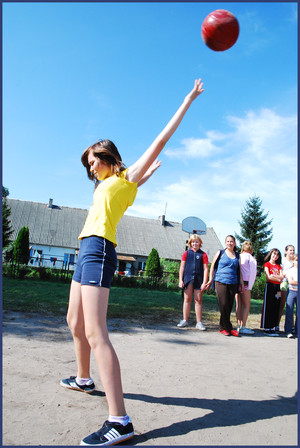 Zajęcia Wychowania Fizycznego w Szkole Podstawowej w Głuchowie- uczennica kl.VI- Monika  podczas wykonywania rzutu piłką lekarską. 09.09.09 godz.14.04