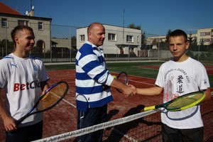 Jarosław Wiśniewski ze Starego Bojanowa w tenisa ziemnego zaczął grać będąc na studiach w Poznaniu. Teraz swoje umiejętności stara się przekazać synom: Mikołajowi i Michałowi. Gdy tylko pogoda dopisuje, grają w tenisa na kortach obok Centrum Kultury w Śmiglu.