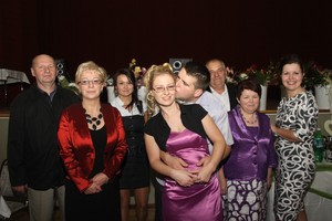 Śmigielskie Centrum Kultury było miejscem poprawin wesela Anny Pawlickiej i Marcina Kaźmierczaka. Dzień wcześniej bawiło się tutaj przy muzyce zespołu Grandi Band ponad 130 osób. W czasie naszych odwiedzin, około godziny 21 zastaliśmy tylko parę młodą, ich rodziców oraz dwie przyjaciółki: Paulinę i Zuzannę.