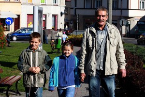 W czasie powrotu z niedzielnej mszy odprawionej w kościele pw. Najświętszej Marii Panny spotkaliśmy Stanisława Jędroszkowiaka, który odprowadzał do domu wnuczęta: Klaudię i Miłosza Banaszak.