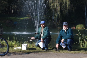 W stawku położonym w malowniczej okolicy śmigielskich wiatraków ,,moczyli kije'' Stanisław Kasperski i Grzegorz Bober, członkowie miejscowego koła Polskiego Związku Wędkarskiego. Łapali żywca, który będzie przynętą na szczupaka.