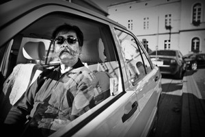 10.10.2010, Kościan, okolice kościoła p.w. Pana Jezsa, g. 11:12. Uczestnik mszy świętej. Siedzi w aucie, ponieważ ma problemy z nogami.