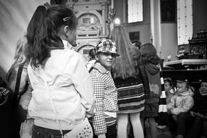 Kościół wniebowzięcia NMP, g. 11:47. Uczestnicy mszy świętej.