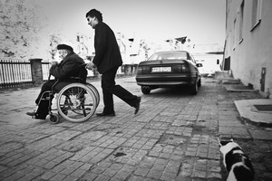 Ksiądz Leon Stępniak jedzie do Kościoła WNMP. Będzie uczestniczył we mszy świętej.