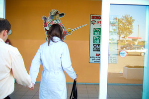  Intermarche ul. Śmigielska 55 czynny w niedziele w godzinach 9-16 Przy wejściu klientów wita muszkieter ( logo Intermarche) oraz pokusa taniego paliwa....