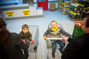 Hipermarket Kaufland ul. Kościuszki 9 godziny otwarcia 9-20; całe rodziny z dziećmi odwiedzają w niedzielę marke