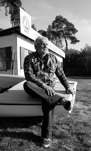 Kazimierz Mocek na przystani Kościańskiego Klubu Żeglarskiego nad Jeziorem Wonieść w Nowym Dębcu
