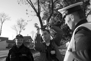 Szymek Siewior - fotoreporter Projektu PKS dał się skuć napotkanemu patrolowi policji, aby zobaczyć 
