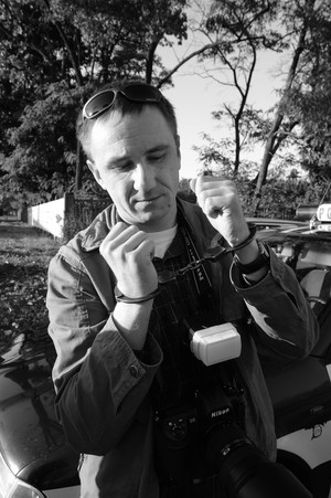 Szymek Siewior - fotoreporter Projektu PKS dał się skuć napotkanemu patrolowi policji, aby zobaczyć 