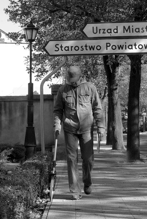 Pomiary przed siedzibą starostwa i urzędu miejskiego