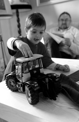 Jaś - wnuk redaktora naczelnego Gazety Kościańskiej podczas zabawy