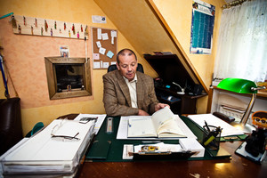 Zajazd u Dudziarza, jeden ze współwłaścicieli lokalu, Leszek Marcinkowski, podczas pracy w swoim biurze