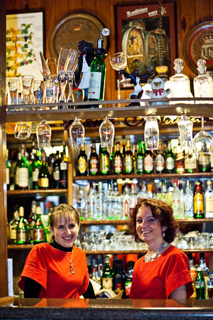 Zajazd u Dudziarza, panie kelnerki - Beata i Dominika, z uśmiechem witają gości restauracji